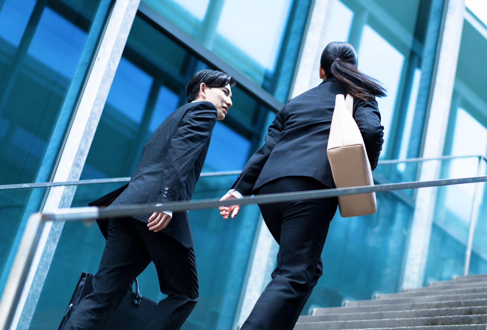 ビジネスパーソン2人が階段を昇っている様子