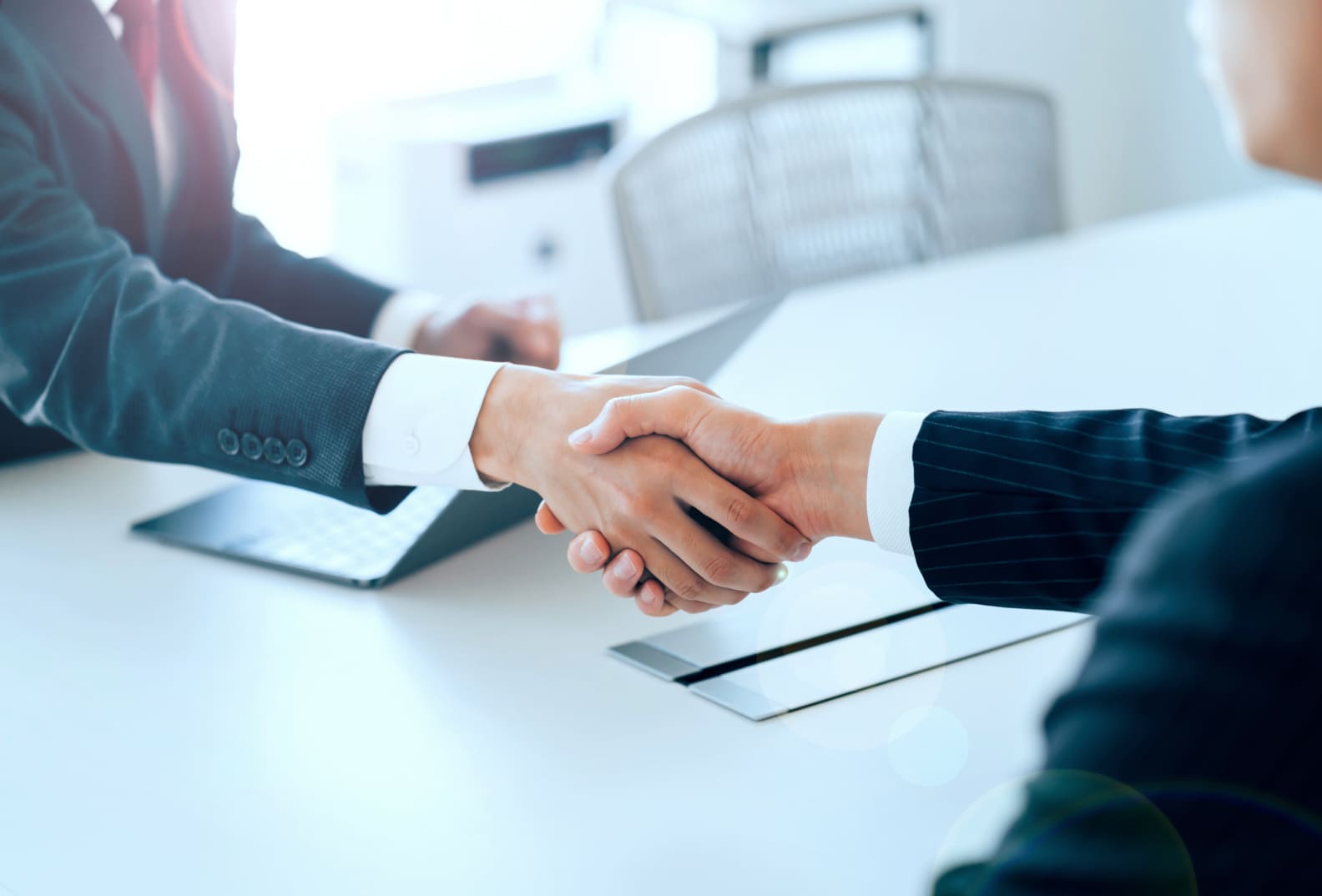 ビジネスパーソンが握手をしている様子