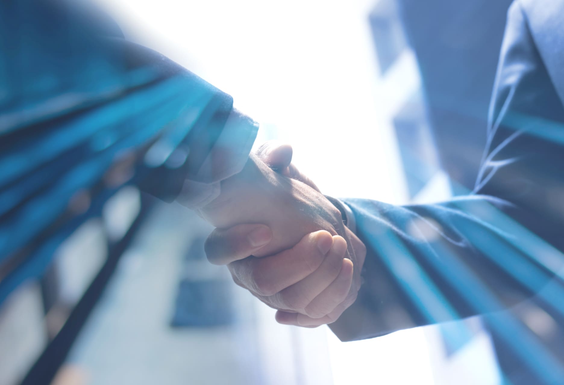 ビジネスパーソンが握手をしている様子