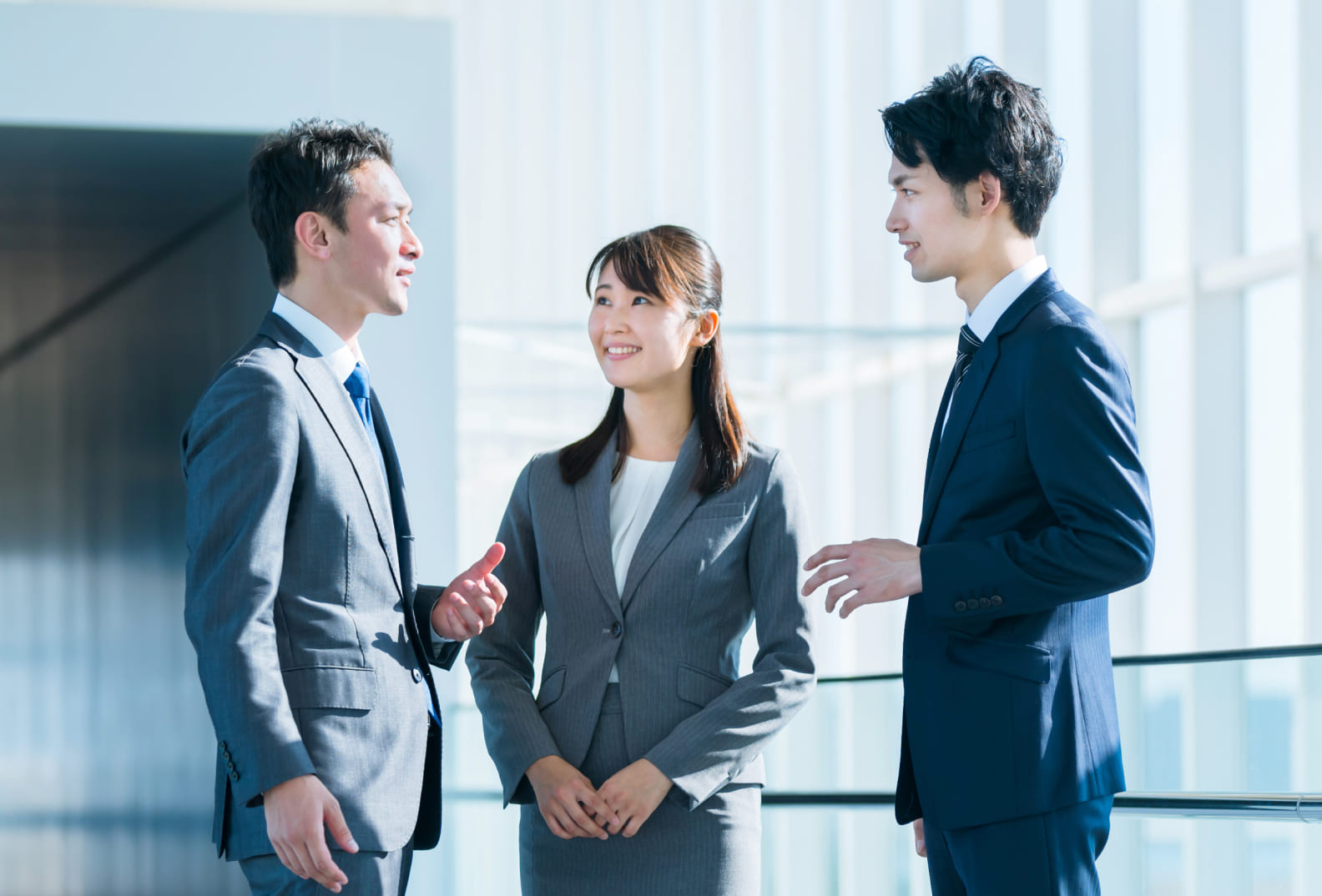 社員が会話をしている様子